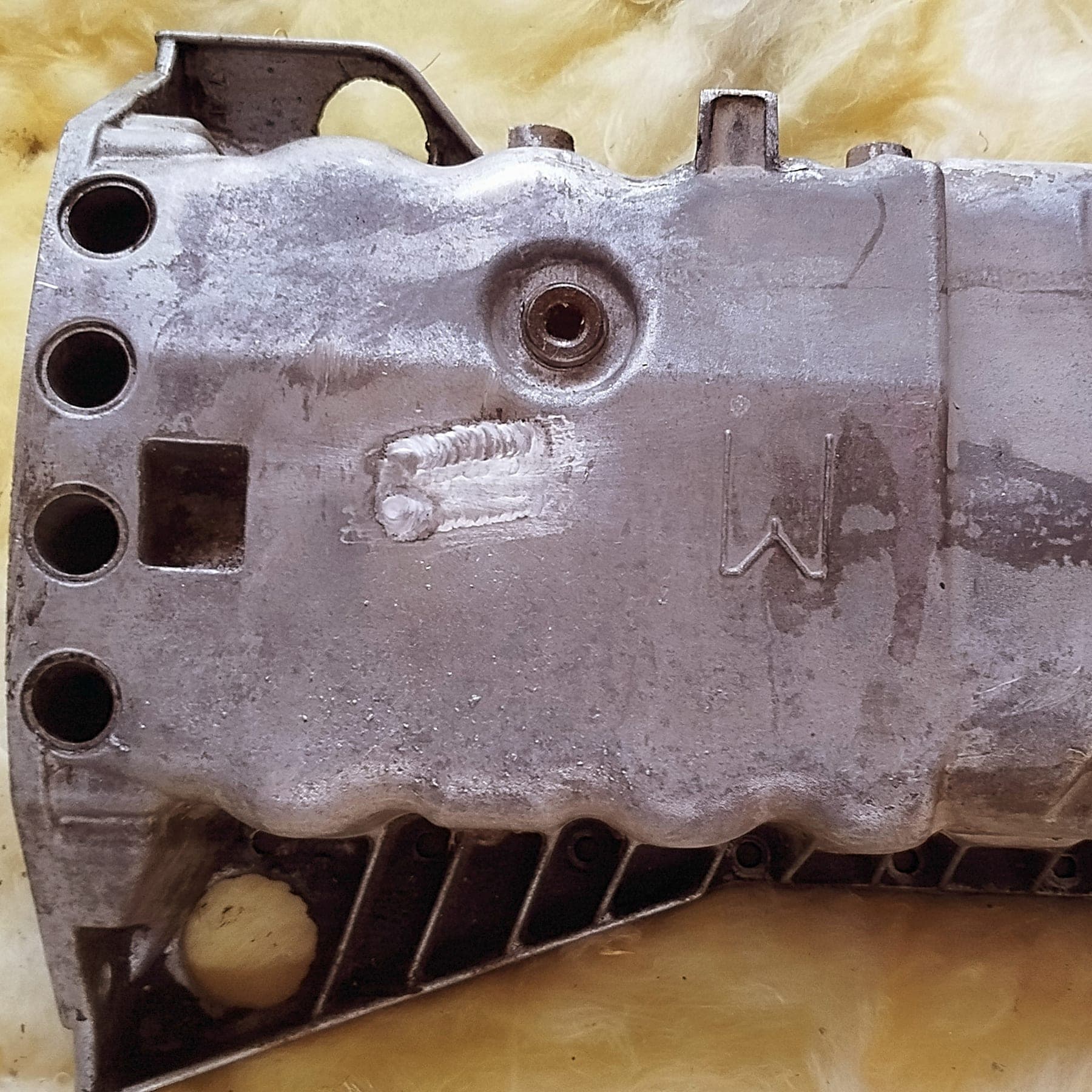 Aluminijumski odlivak automobilskog kartera sa reparaturnim zavarenim šavom